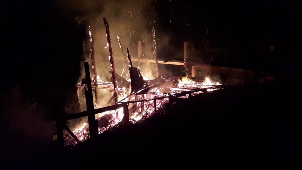 Upaya pemadaman Api oleh pihak pemadam kebakaran. 