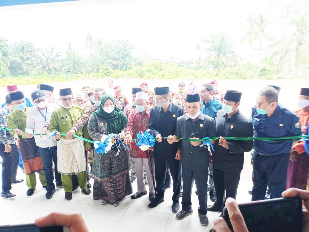 Bupati Muarojambi saat meresmikan pasar rakyat Sengeti....