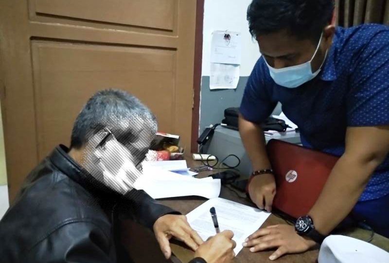 Pelaku AH saat diperiksa di Mapolres Muaro Jambi 