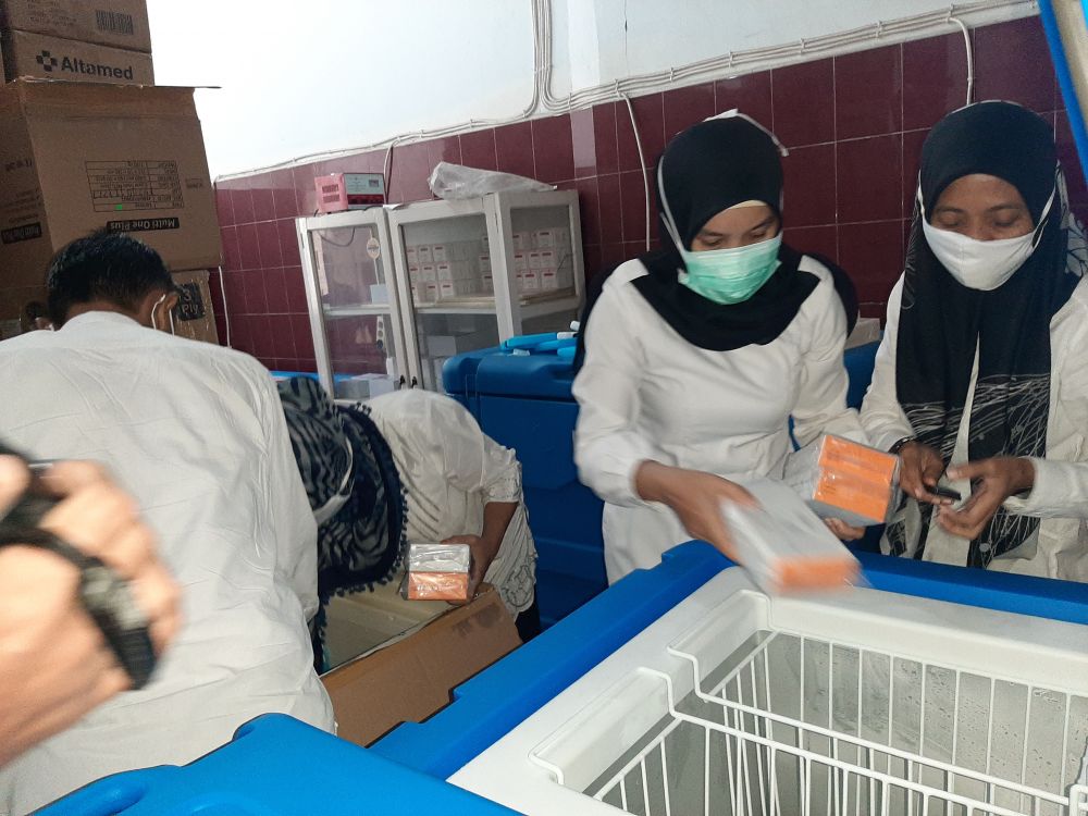 Vaksin yang dipindahkan ke gudang farmasi Batanghari