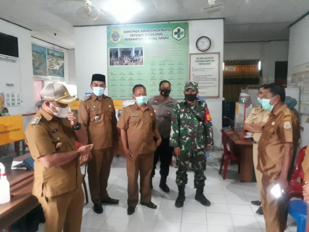 Wabup Tanjabtim saat meninjau pelaksanaan Vaksinasi Covid-19 terhadap tenaga kesehatan di Puskesmas Rantau Rasau (f: Gunawan)