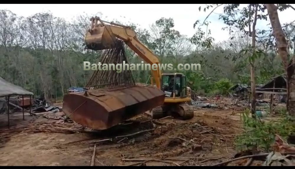 Tungku yang di angkat paksa alat berat dilokasi pembongkaran 