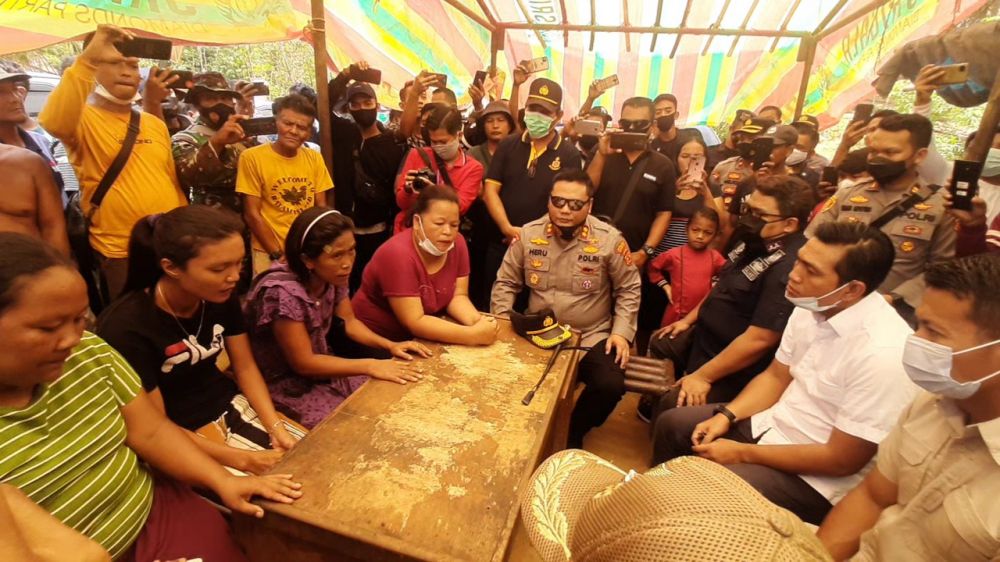 Diskusi Bupati Mhd Fadhil Arief dan Warga Desa Bungku soal Ilegal Driling Rabu (07/04/2021).