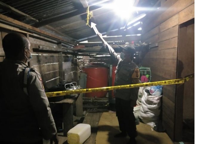 Aparat kepolisian saat berada di lokasi kejadian...