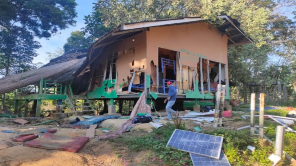 Salah satu bangunan PT Reki yang dirusak warga (16/07/2021) 