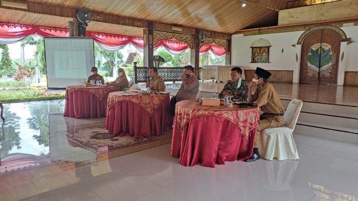 Rapat Evaluasi Satgas Covid 19 di Pendopo Rumah dinas Bupati Batanghari