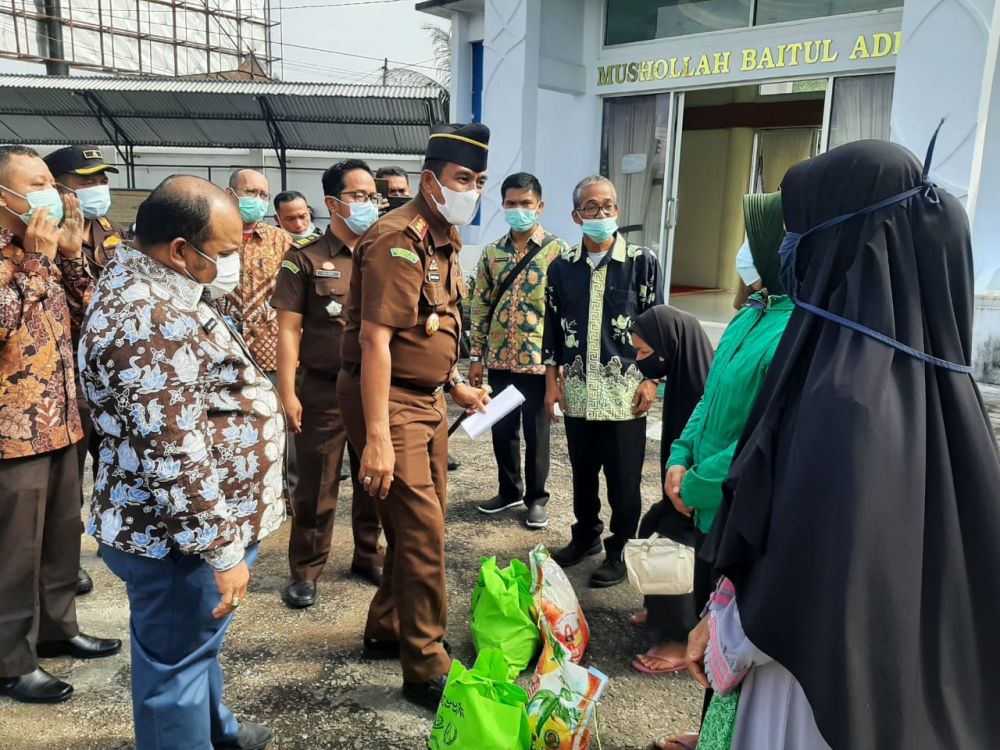 Kepala Kejaksaan Negeri Batanghari Sugih Carvallo saat memberikan Paket sembako secara simbolis. 