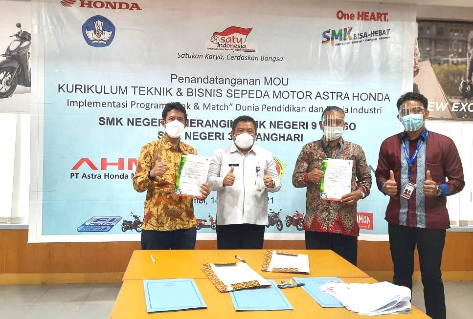 Kepsek SMKN 3 Batanghari Drs Tholip saat penandatanganan MOU di Deealer Honda Jambi.