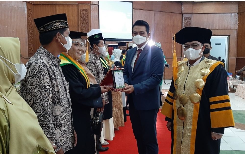 Bupati Muhammad Fadhil Arief didampingi Rektor IAI Nusantara Batanghari saat berkesempatan memberikan penghargaan mahasiswa lulusan cumlaude.
