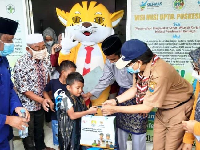 Ahlam Hanif Faisal Peserta Sunat Massal di Beri Hadiah Langsung oleh Sekda Batanghari M Azan