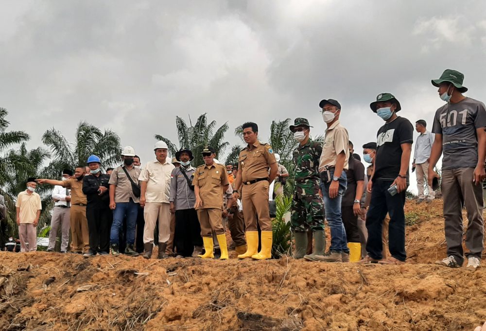 Bupati sedang berbincang bereama KUD Desa Bulian Jaya, Senin (13/12/2021).