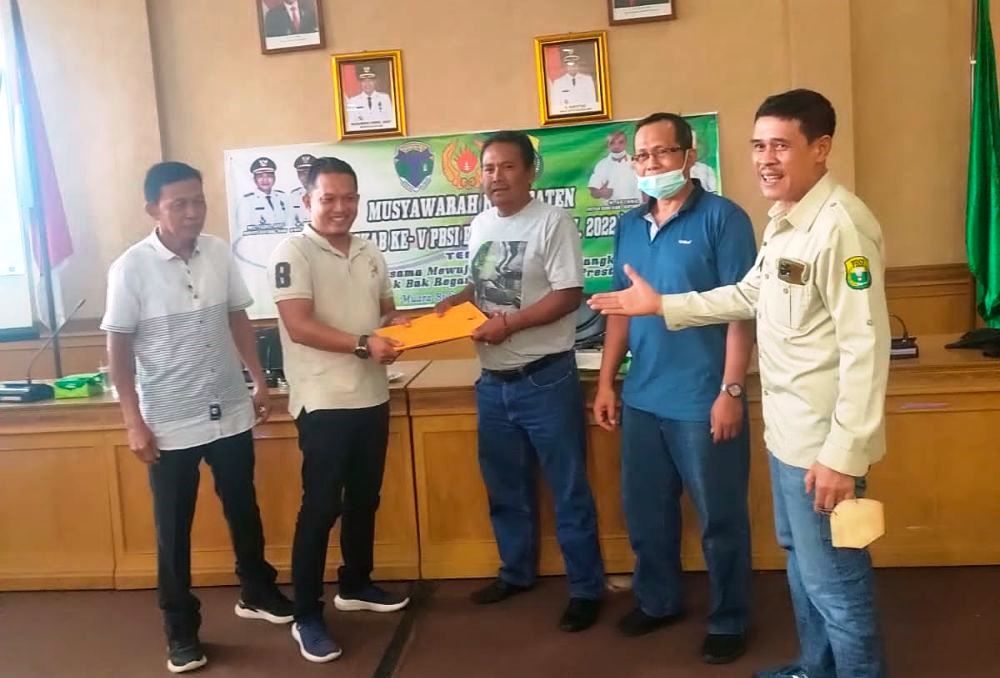 RD JUFRI Usai Terpilih Menjadi Ketua PBSI Kabupaten Batanghari, Minggu 22 Februari 2022 lalu.