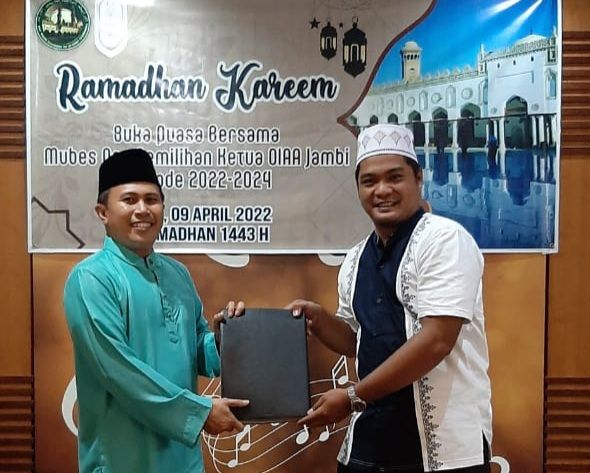H Ahmad Sarwani, Lc menyerahkan laporan ke Ketua Baru OIAA cabang Jambi H Kms Syafi'i Lc 