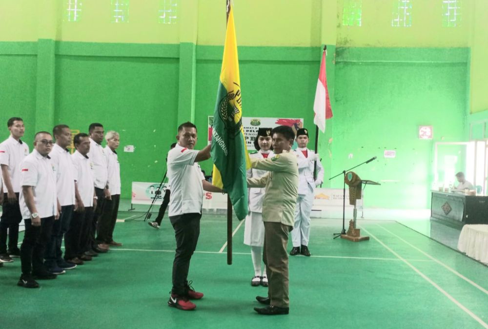 Ketua PBSI Batanghari Rd Jufri dan pengurus saat dikukuhkan dan dilantik sebagai pengurus periode 2023-2026. 