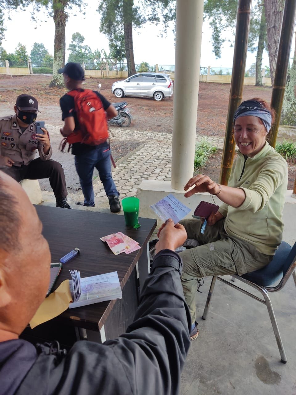  Teks fhoto - Saat petugas R10 memeriksa pendaki yang nekat beberapa waktu lalu. .