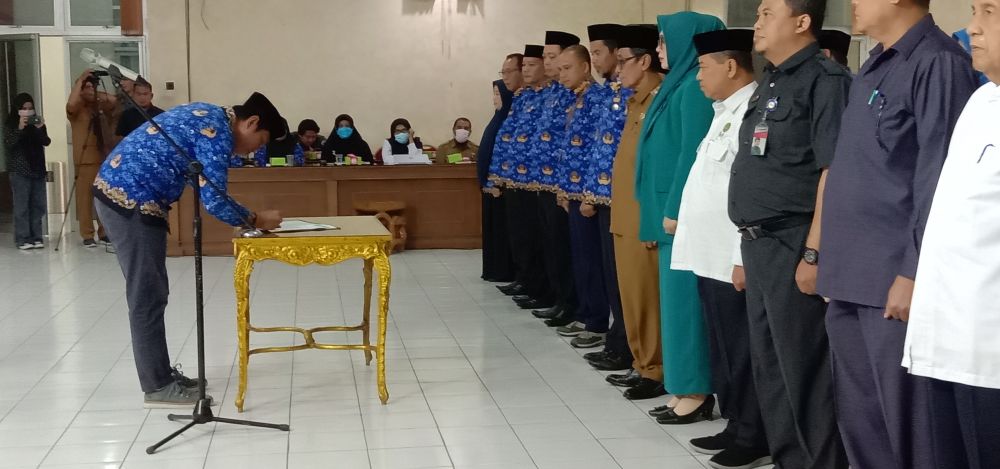 Bupati Batanghari saat mengukuhkan TPPS Kabupaten Batanghari....