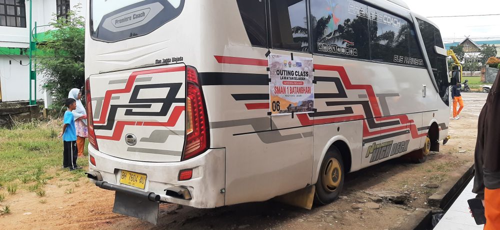 Tanpa Izin, Kepsek Lepas Keberangkatan Outing Class Siswa SMAN 1 Batanghari