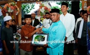 Bustomi Anggota DPRD Batang Hari Serahkan Hadiah Pemenang Gebyar Ramadhan Batang Hari Super Tangguh 