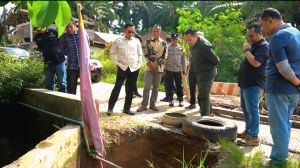 Bupati H M Syukur Berupaya Mantapkan Jalan, Tinjau Sejumlah Titik-titik Jalan Desa yang Rusak