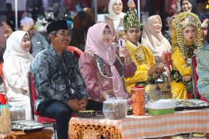 Anwar Sadat dan Katamso Nikmati Madihin hingga Kuliner Banjar di Malam Seni Kuala Tungkal