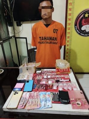  Satresnarkoba Tanjab Barat Sikat Peredaran Sabu, 74 Paket dan Uang Tunai Disita